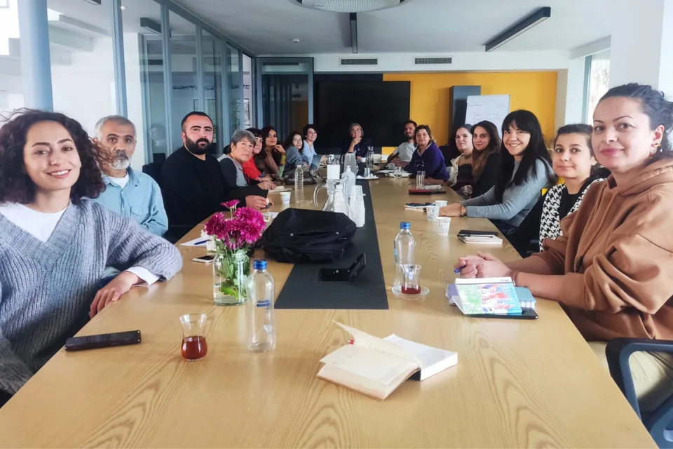 Ortak çalışma masasında bir araya gelen katılımcılar
