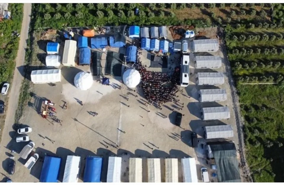 Deprem sonrası ortak yaşam alanının havadan görünümü