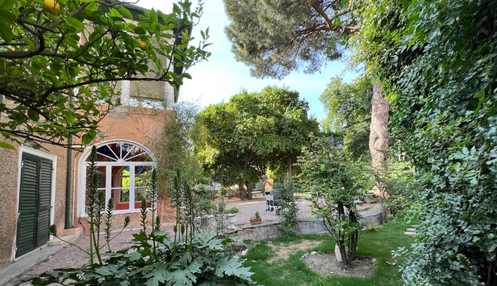 BAYETAV Sanat’ın ağaçlarla çevrili Bornova’daki bahçesi